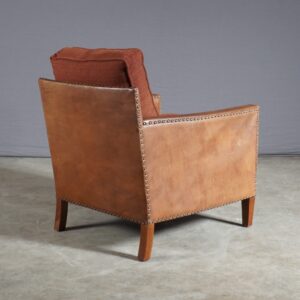 Vintage lederen fauteuil - metalen nagels - stoffen kussens