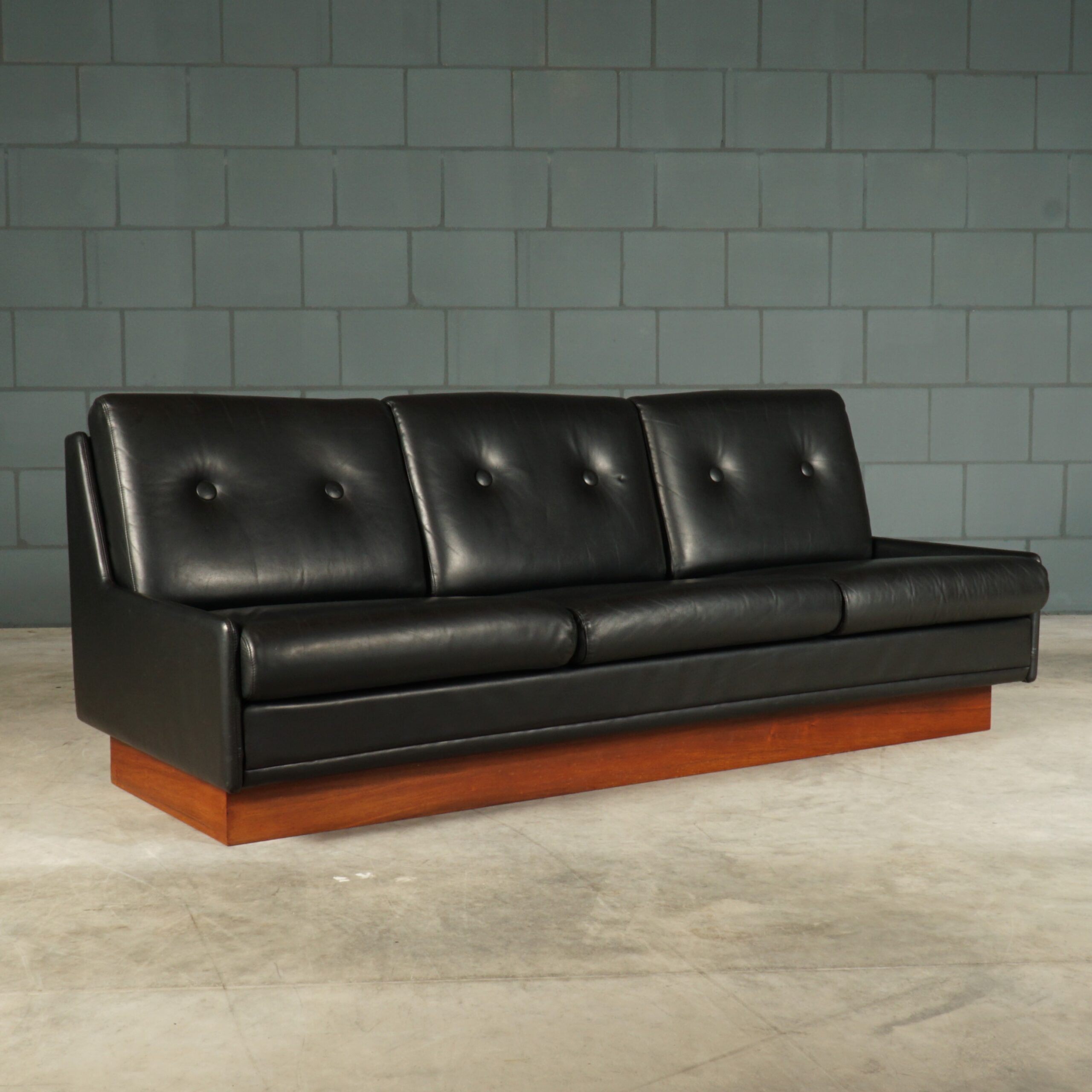 Midcentury zwart lederen bank - houten frame - jaren 60