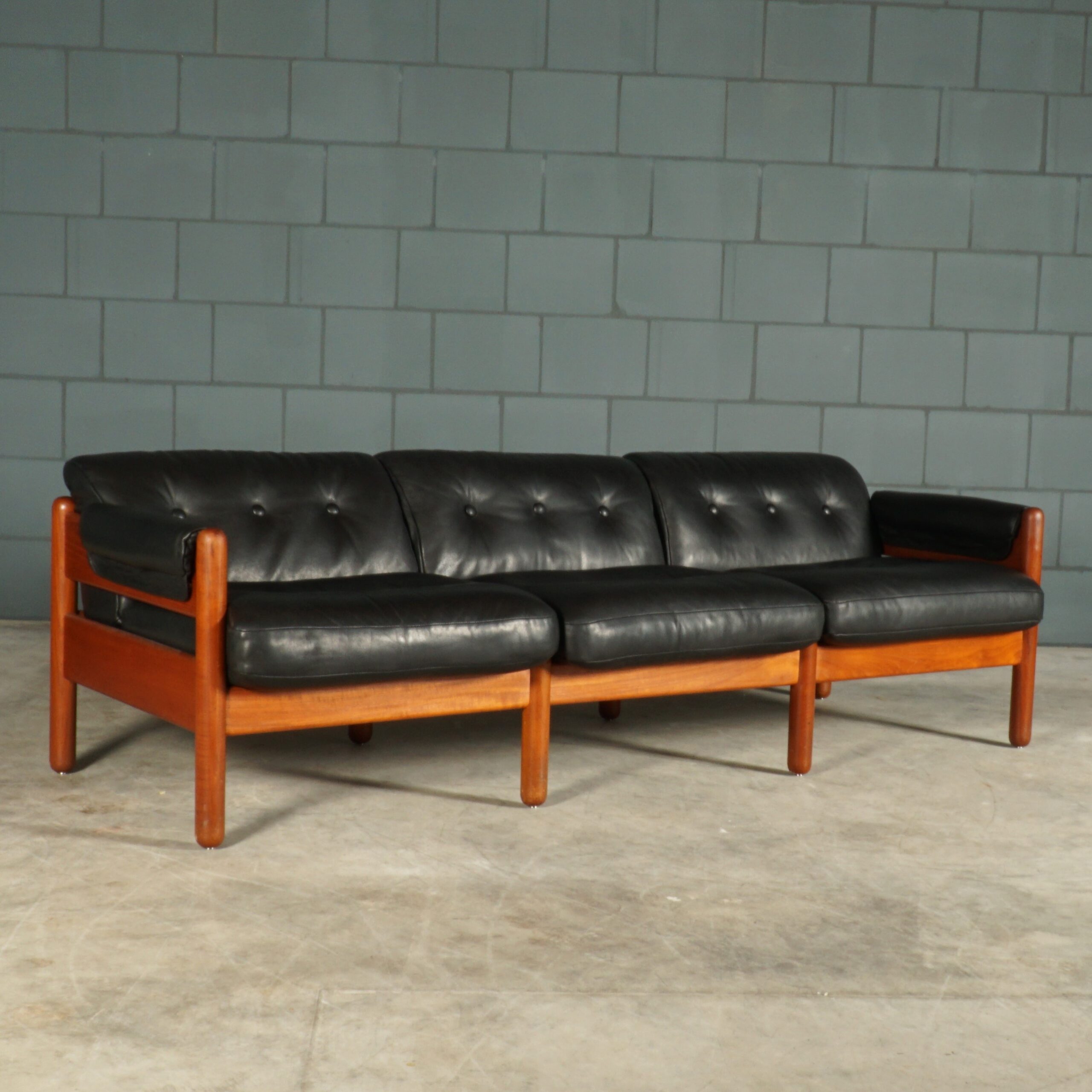 Vintage driezitsbank - teakhout - leder - jaren 60