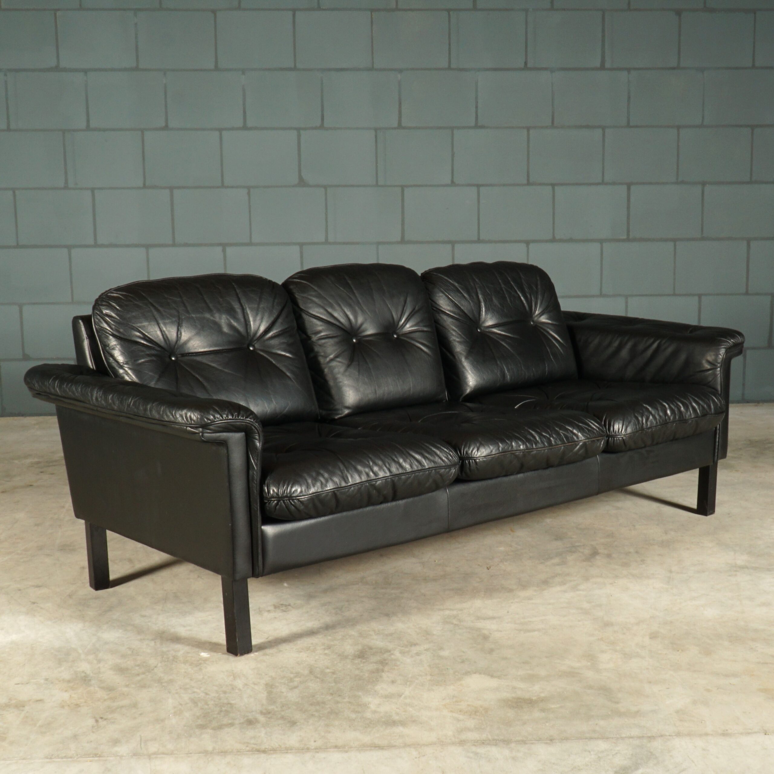 Set midcentury zwart lederen banken – jaren 70