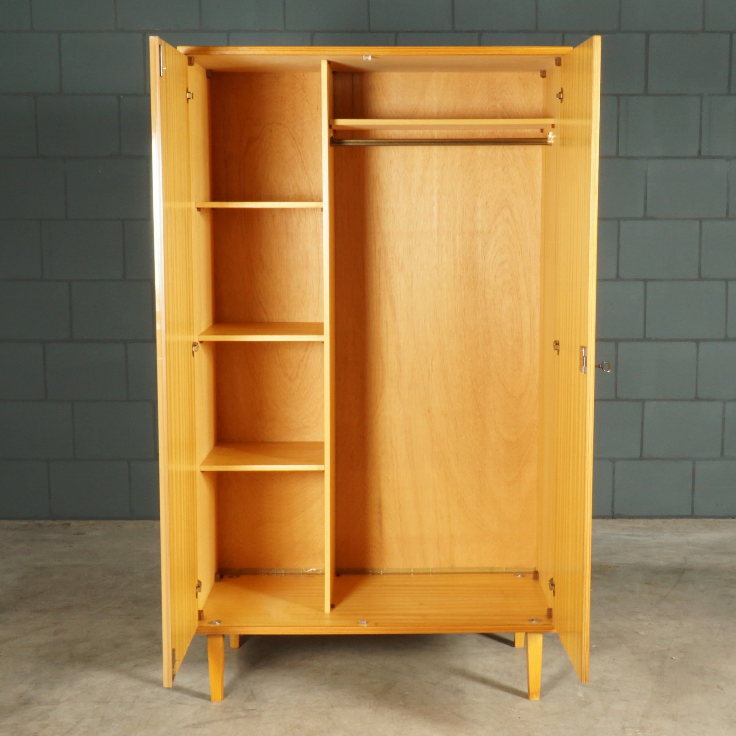 Vintage tweedeurs kledingkast - notenhout - jaren 60