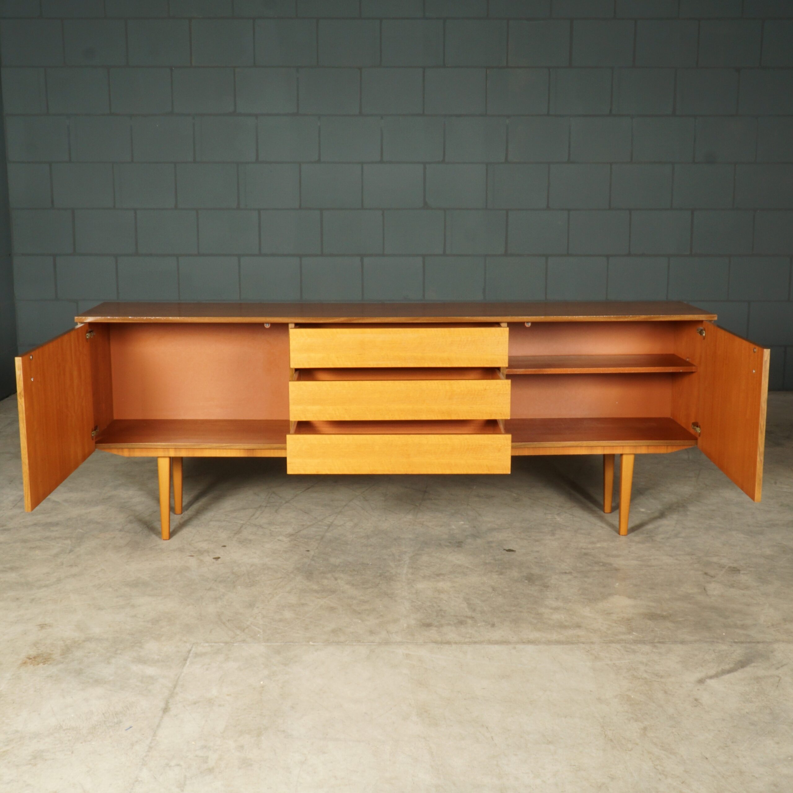 Vintage notenhouten sideboard - tv-meubel - jaren 60